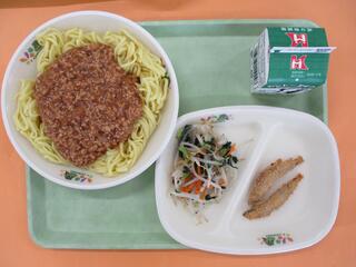 ジャージャー麺 （冷やしソフト中華めん・ジャージャー麺の具）・ 牛乳・ 米粉きびなごフライ ・もやしのサラダ
