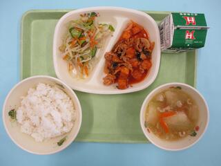 ご飯・ 牛乳 ・豚肉と厚揚げのチリソース炒め・ 中華サラダ ・冬瓜スープ