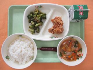 ご飯・ 牛乳・ミルメーク（ココア）・ 鶏肉のから揚げ・ ブロッコリーのおかか和え・ キムチスープ