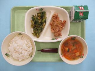 ご飯・ 牛乳・ミルメーク（ココア）・ 鶏肉のから揚げ・ ブロッコリーのおかか和え ・キムチスープ