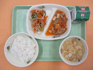ご飯・ 牛乳・ トッポギ・ もやしのナムル・ 卵スープ