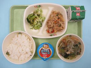 ガパオライス（ご飯・ ガパオ）・ 牛乳・ グリーンサラダ・ クイッティオのスープ