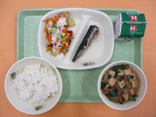 ご飯・ 牛乳・ いわしの土佐煮・ さつまいもサラダ・ 厚揚げと小松菜のみそ汁