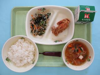 ご飯・ 牛乳・ミルメーク（ココア）・ 鶏肉のから揚げ・ のり酢和え・ キムチスープ