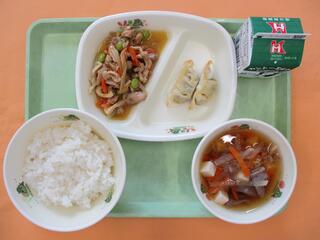 かしわめし（ご飯・かしわめしの具）・ 牛乳・ ひとくちぎょうざ・ にぐい