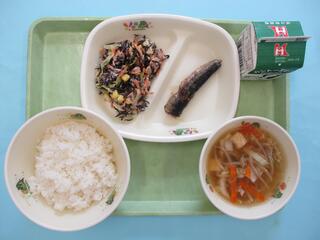 麦ご飯・ 牛乳・ いわしのごまみそ煮・ ひじきサラダ・ 豚しょうがスープ