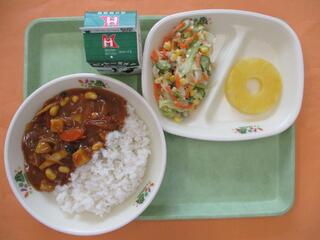 ポークカレーライス（麦ご飯・ポークカレー）・ 牛乳・ コールスローサラダ ・パインアップル