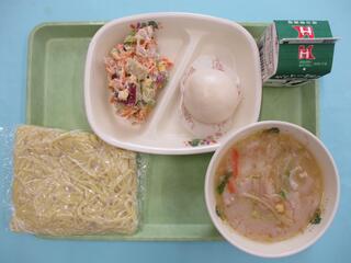 とんこつラーメン（ソフト中華めん・ とんこつラーメンスープ）・ 牛乳・ 肉まん ・さつまいもサラダ
