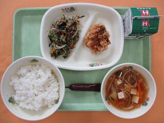 ご飯・ 牛乳・ミルメーク（ココア）・ 鶏肉のから揚げ・ のり酢和え・ キムチスープ