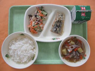 ご飯・ 牛乳 ・さんまのかば焼き・ 豚肉ときのこのサラダ・ さつまいものみそ汁