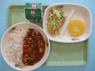 ポークカレーライス（麦ご飯・ポークカレー）・ 牛乳・ コールスローサラダ ・パインアップル