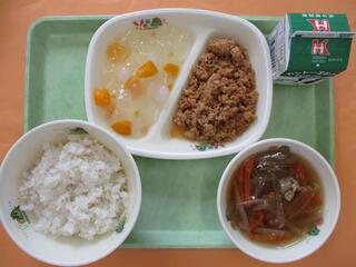 れんこんそぼろ丼 （麦ご飯・れんこんそぼろ）・ 牛乳・ とりごぼう汁 ・こんにゃくゼリー