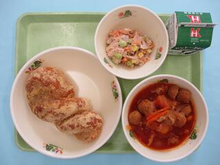 きなこ揚げパン・牛乳・れんこんツナサラダ・豚肉のチリトマト煮