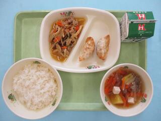 かしわめし （ご飯・かしわめしの具）・ 牛乳・ ひとくちぎょうざ・ にぐい