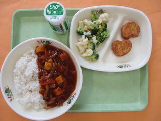 トマトハヤシライス（麦ご飯・トマトハヤシルー）・ 発酵乳（マスカット）・ チキンナゲット ・花野菜サラダ