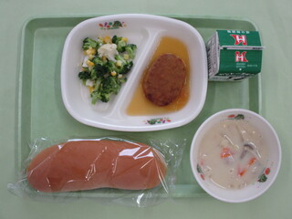 コッペパン・牛乳・ハンバーグアップルソースかけ・花野菜サラダ・きのこの豆乳スープ 小学生