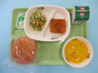 フィッシュバーガー（バンズパン・白身魚フライ・野菜サラダ・ノンエッグタルタルソース）・牛乳・パンプキンスープ