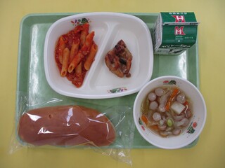 りんごパン・牛乳・チキンソテー・ミートソースペンネ・野菜スープ