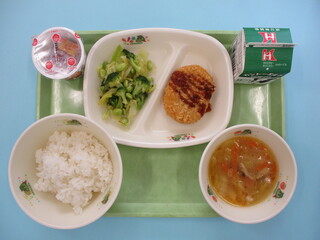 ご飯・納豆・牛乳・かぼちゃコロッケ・グリーンサラダ・白菜のスープ