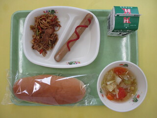 コッペパン・牛乳・フランクフルト・野菜たっぷり焼きそば・龍ケ崎トマトのスープ