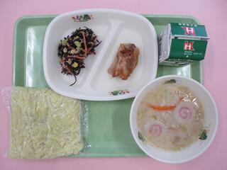 とんこつラーメン(ソフト中華麺)・牛乳・鶏肉の七味焼き・ひじきサラダ