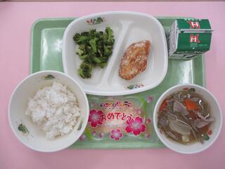 麦ご飯・牛乳・さわらの竜田揚げ・ブロッコリーのおかか和え・豚汁・米粉お祝いクレープ