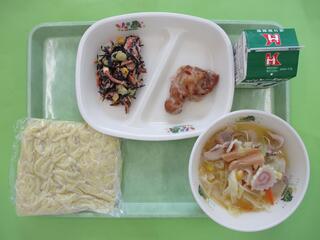 とんこつラーメン(ソフト中華麺)・牛乳・鶏肉の七味焼き・ひじきサラダ