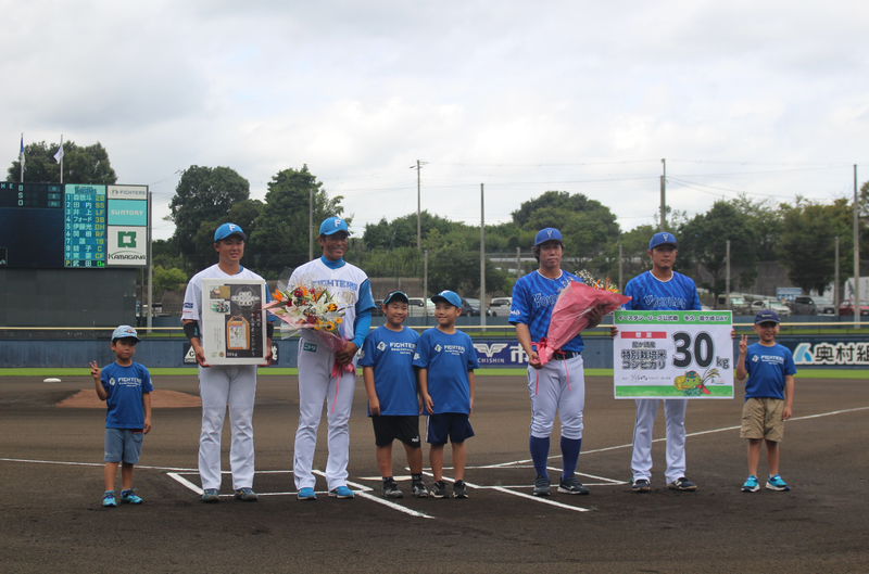 記念品贈呈の様子