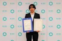 佐古選手が賞状を持って記念撮影の様子