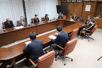 萩原市長と選手たちとの歓談の様子