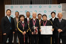 選手たちと萩原市長で記念撮影の様子