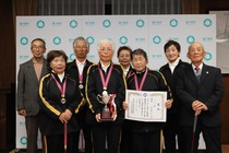 選手たちが賞状とトロフィーを持って記念撮影の様子