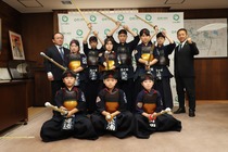 選手9名と市長