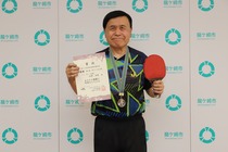 杉野選手が賞状とラケットを持って記念撮影の様子