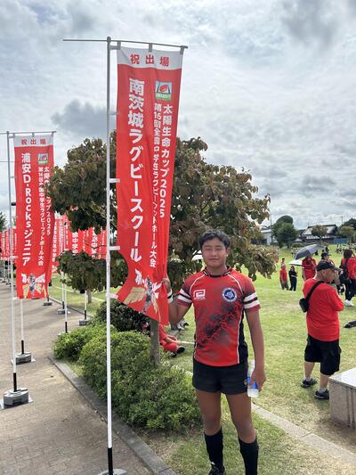 のぼり旗を掴みポーズをとっている岩脇選手