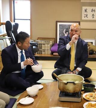 ちゃんこを食べながら歓談する市長と親方