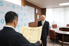 萩原市長から下沼さんに勲記を伝達している様子