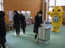 実際の記載台、投票箱で投票を行う生徒たち