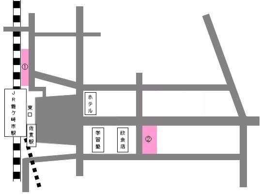 JR龍ケ崎市駅周辺の地図。東口出口付近に（1）、少し離れたところに（2）があります。