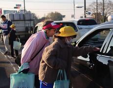 グッズを運転手に渡している様子