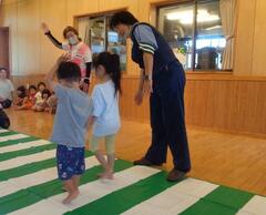 園児が横断歩道の渡り方を練習している様子
