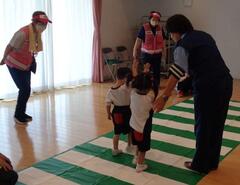 園児が横断歩道の渡り方を練習している様子