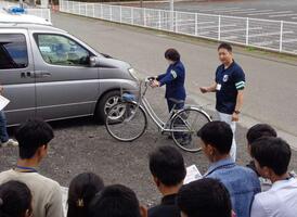 自転車の点検方法の説明の様子