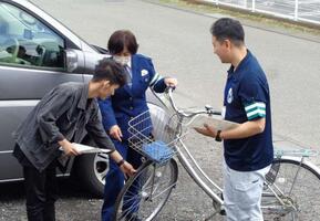 自転車の点検を体験している様子