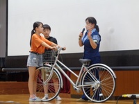 自転車の点検を体験している様子