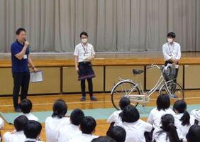 自転車の安全利用についての説明をしている様子