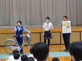自転車の安全利用についての説明をしている様子