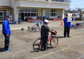 自転車の点検方法の説明の様子