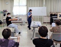 参加者を前に実演している様子