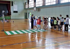 体育館内で横断歩道を渡っている様子